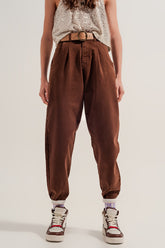 Q2 Mom jeans a vita alta con pieghe sul davanti in marrone