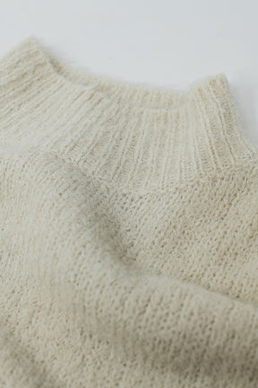 Morbido maglione beige con collo alto e maniche a palloncino
