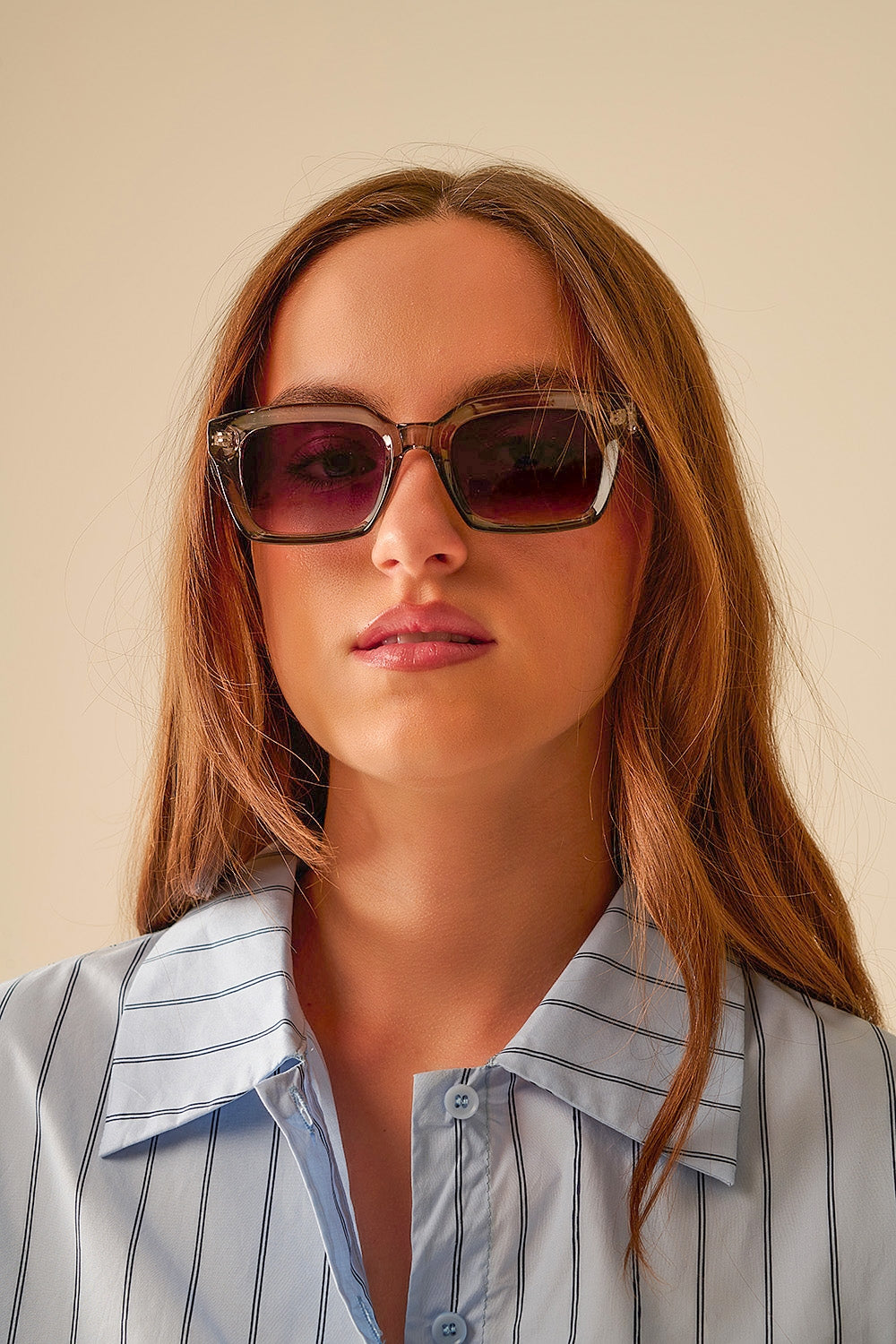 Occhiali da sole con montatura spessa e squadrata Chunky Retro in grigio