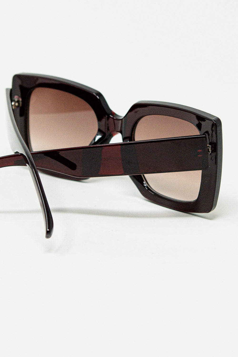 occhiali da sole dalla silhouette vintage con un sottile angolo cat-eye in bordeaux