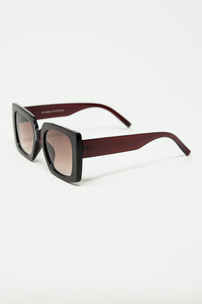 occhiali da sole dalla silhouette vintage con un sottile angolo cat-eye in bordeaux