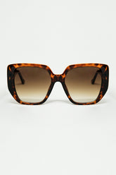Q2 Occhiali da sole marroni in stile pin-up con design geometrico e occhi da gatto