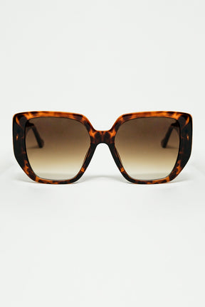 Q2 Occhiali da sole marroni in stile pin-up con design geometrico e occhi da gatto