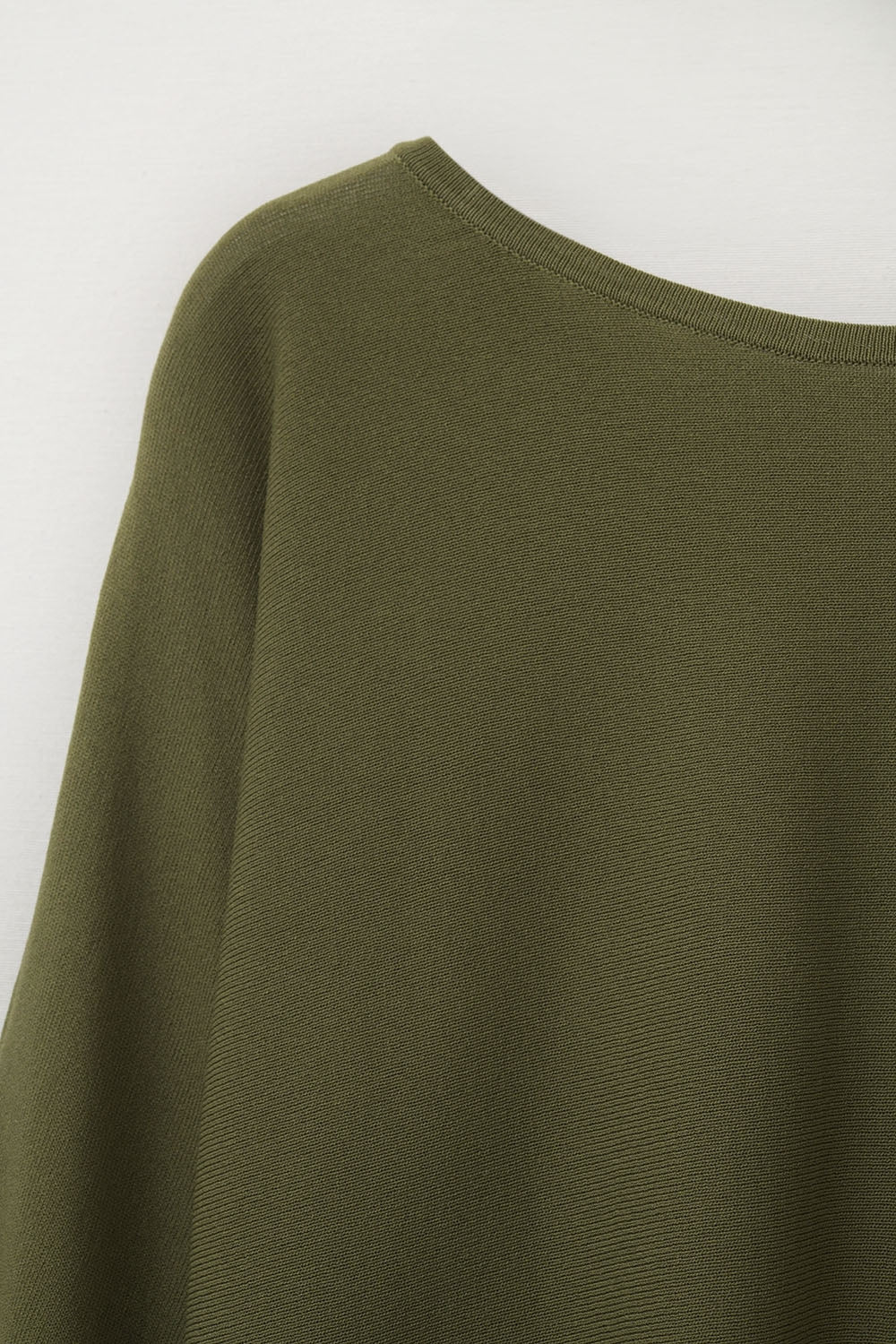Oversize maglione in cachi con maniche lunghe fino al gomito