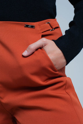 Pantaloncini arancioni con vita alta