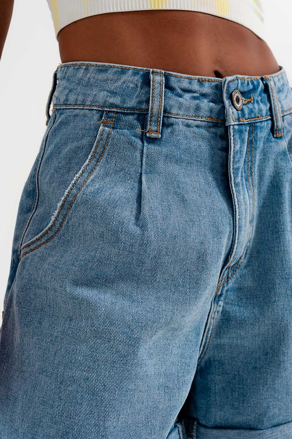 Pantaloncini di jeans a vita alta blu con risvolti