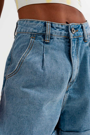 Pantaloncini di jeans a vita alta blu con risvolti