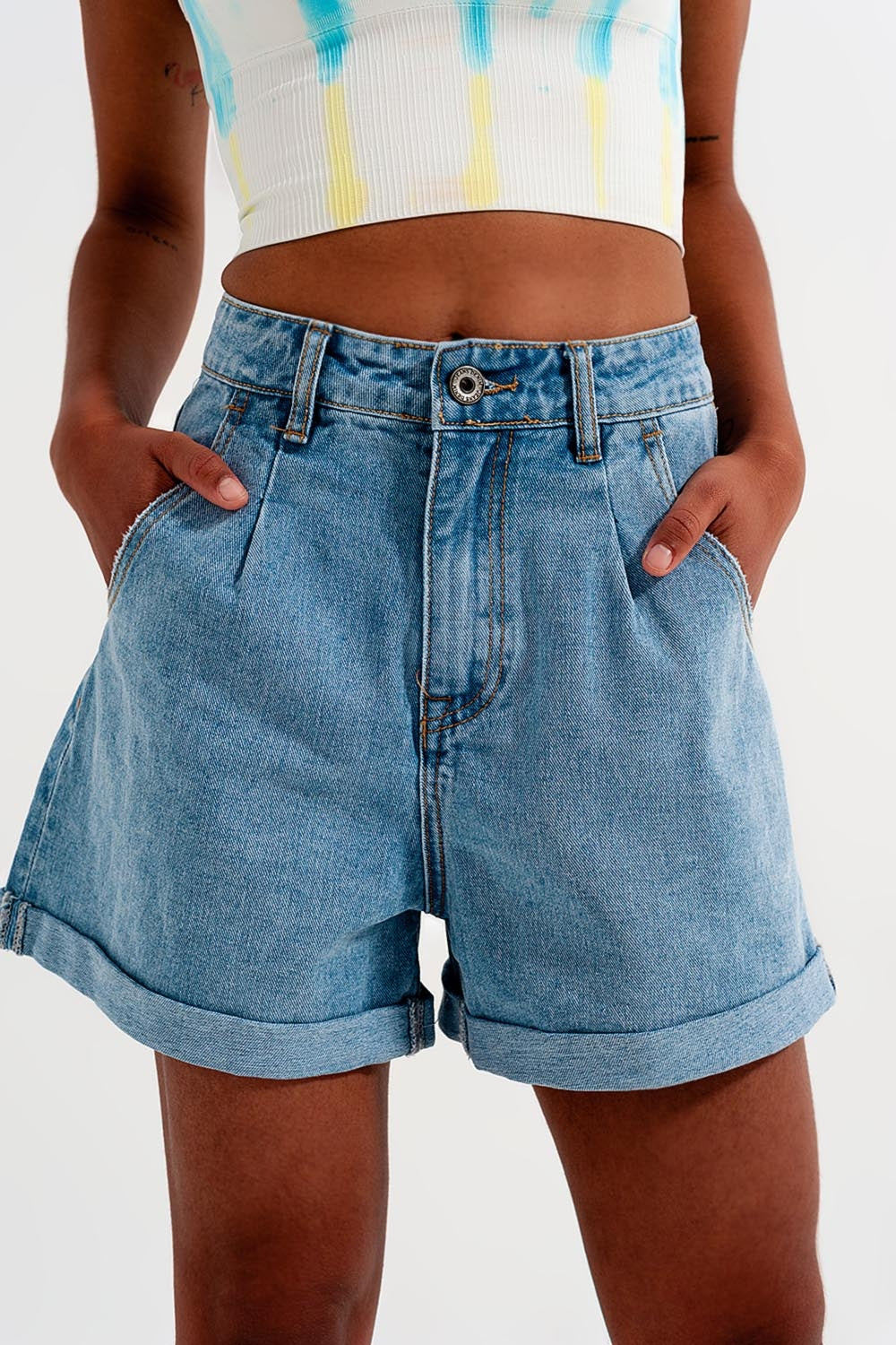 Pantaloncini di jeans a vita alta blu con risvolti