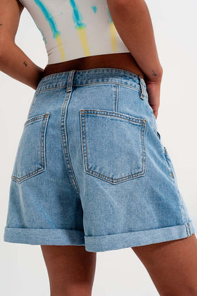 Pantaloncini di jeans a vita alta blu con risvolti