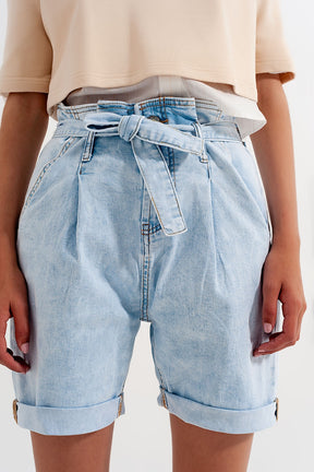 Pantaloncini di jeans allacciati in vita lavaggio azzurro