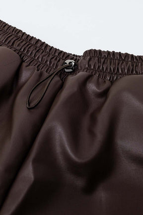 Pantaloncini in ecopelle marrone con arricciatura in vita con coulisse