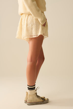 Pantaloncini ricamati color crema con paillettes