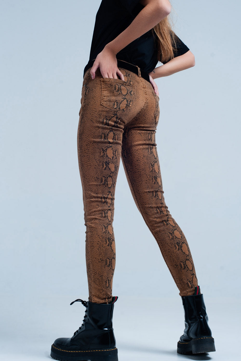 Pantalone skinny arancione in stampa serpente