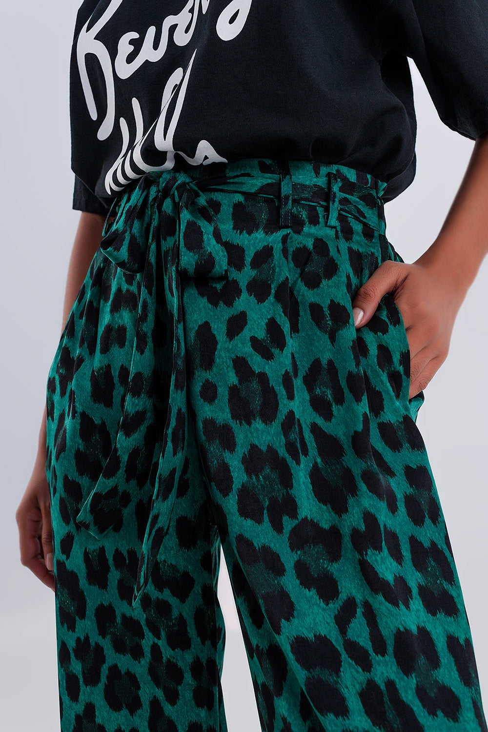 Pantaloni a fondo ampio in verde leopardato