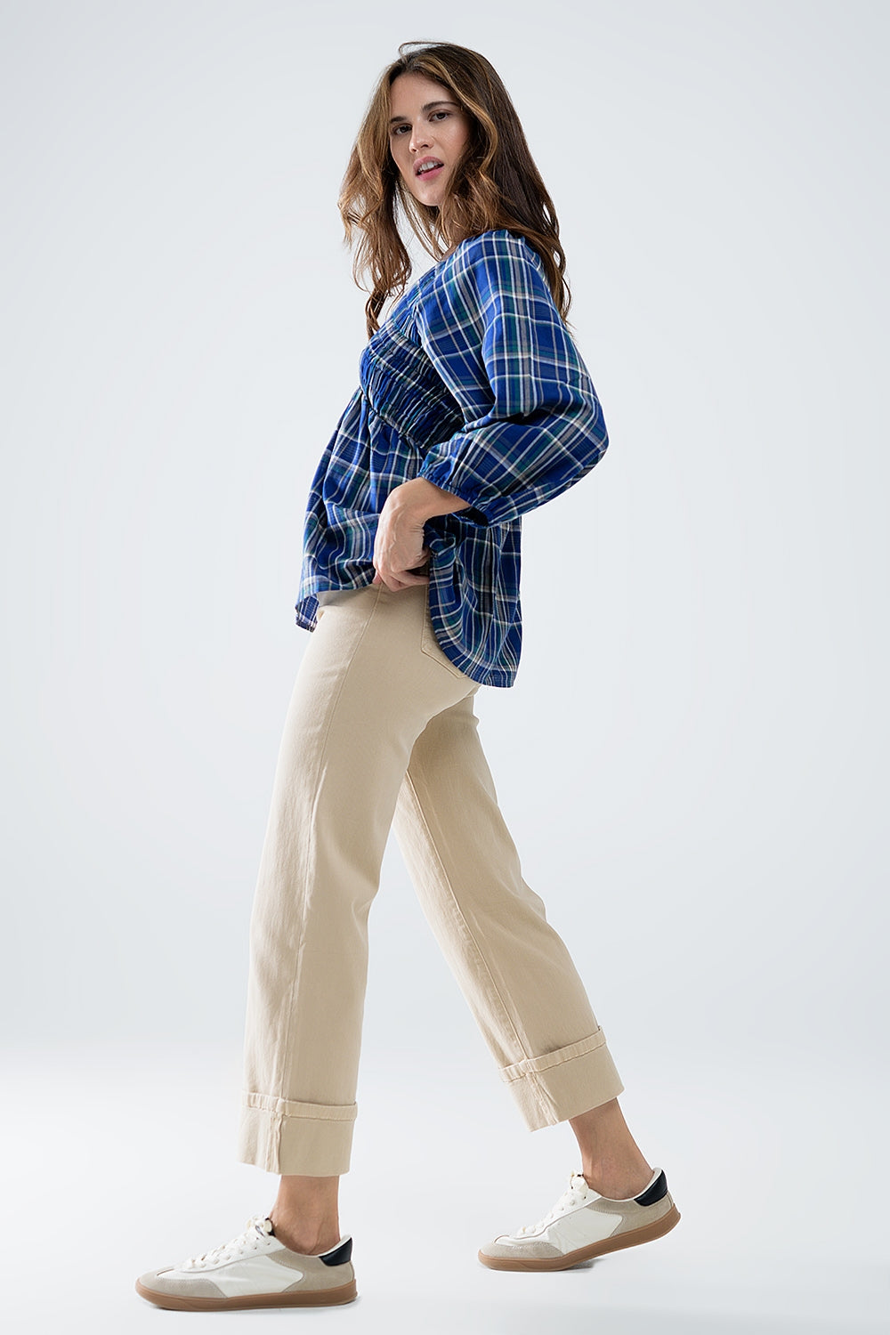 Pantaloni a gamba dritta con orlo ritagliato in beige scuro