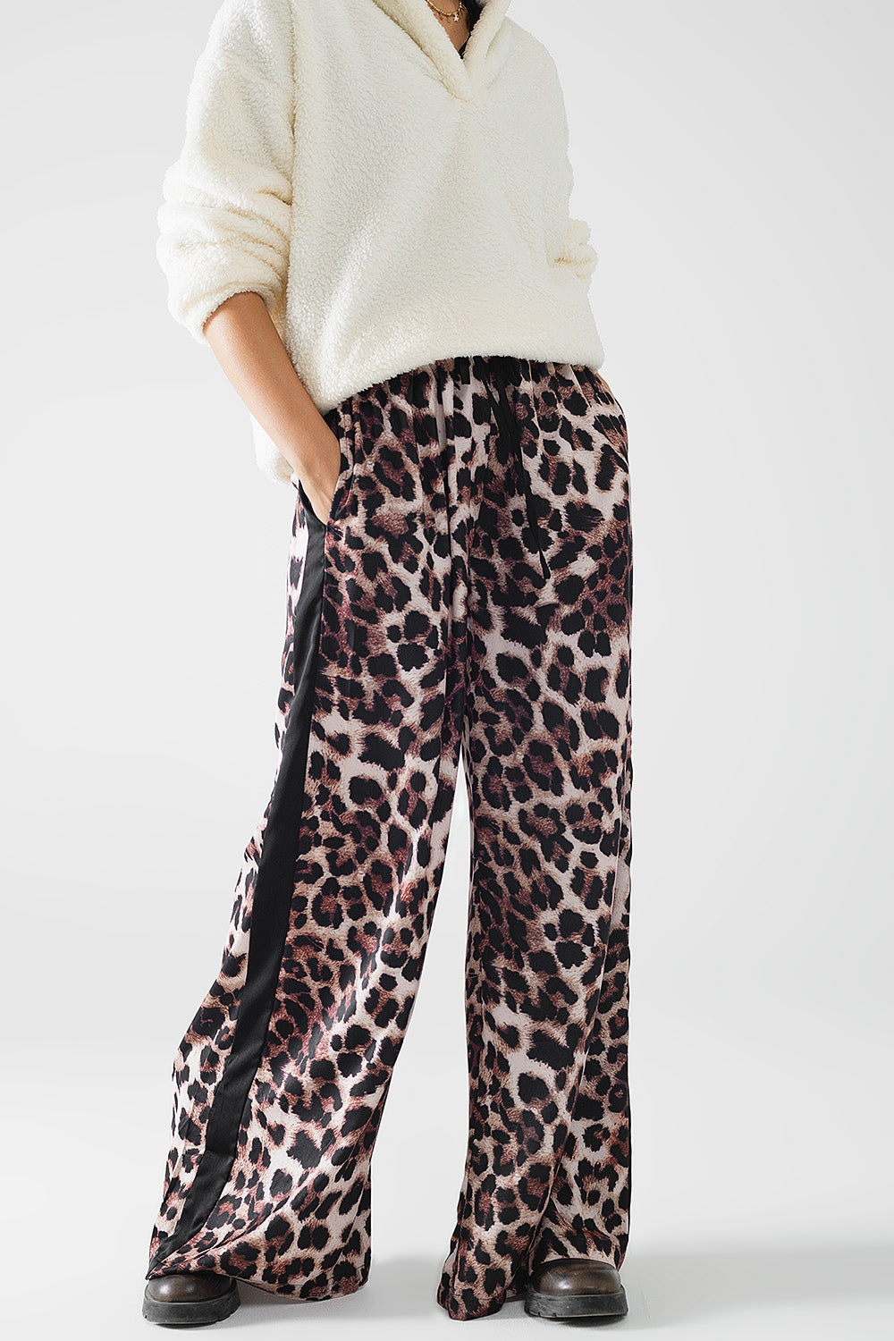 Pantaloni ampi leopardati con striscia laterale in raso