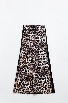 Pantaloni ampi leopardati con striscia laterale in raso