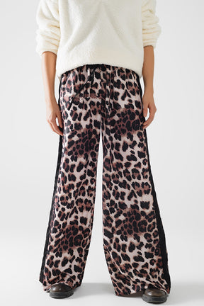 Pantaloni ampi leopardati con striscia laterale in raso