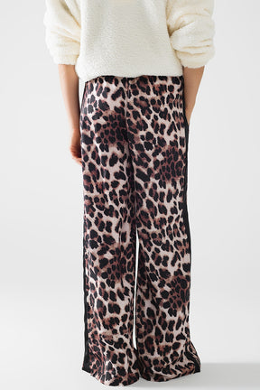 Pantaloni ampi leopardati con striscia laterale in raso