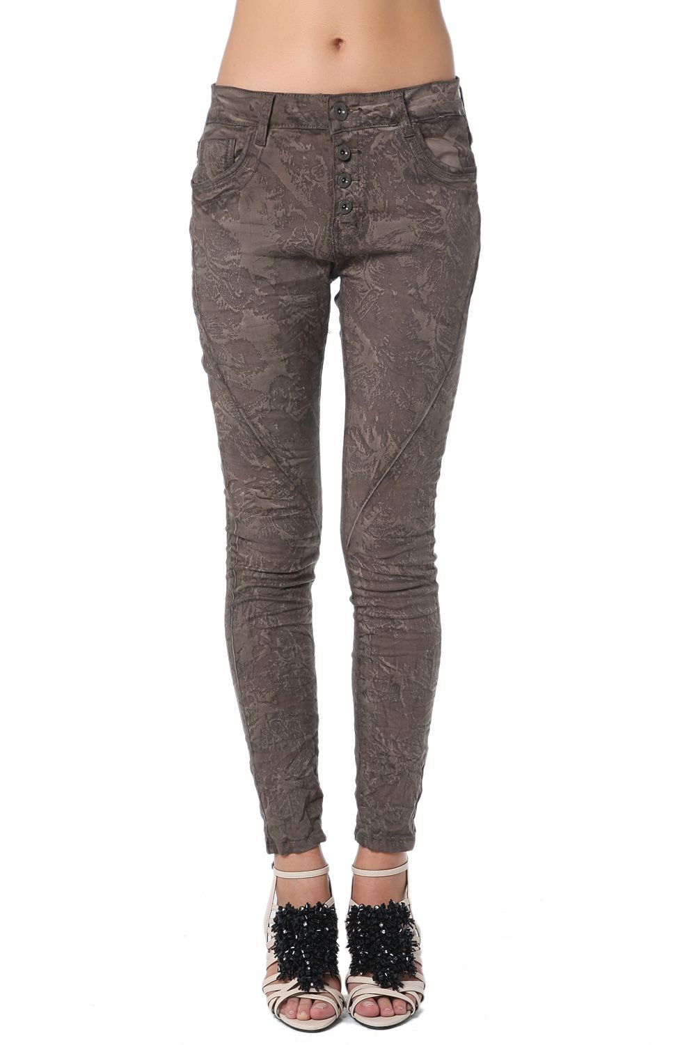 Q2 Pantaloni boyfriend con stampa mimetica