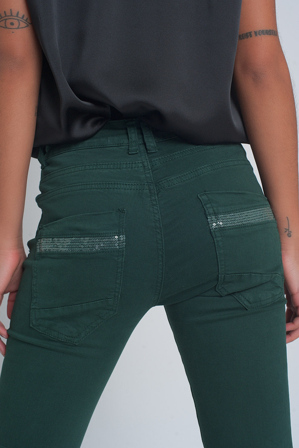 Pantaloni boyfriend verdi con dettaglio tascabile di paillettes