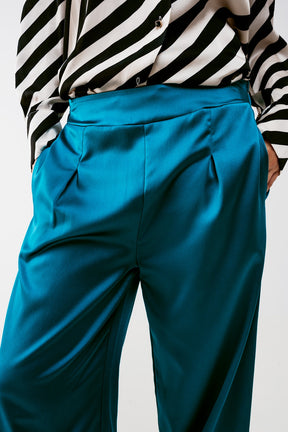 Pantaloni con pinces a fondo ampio in raso blu