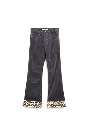Q2 Pantaloni flare in velluto a coste grigio scuro con stampa leopardata sul fondo