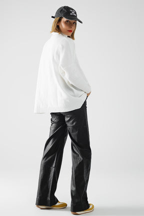 Pantaloni in ecopelle con gamba larga e dettaglio delle tasche
