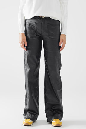 Pantaloni in ecopelle con gamba larga e dettaglio delle tasche