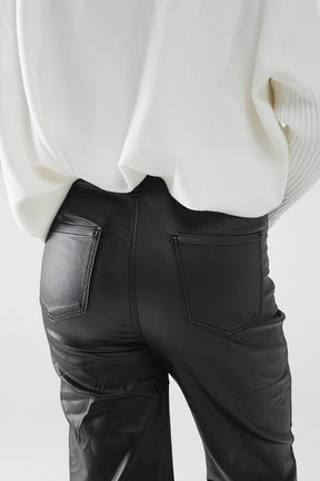 Pantaloni in ecopelle con gamba larga e dettaglio delle tasche