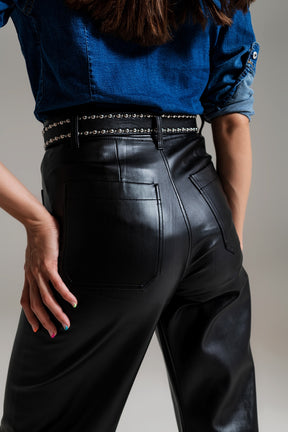 pantaloni in ecopelle nera stile palazzo con dettaglio tasche