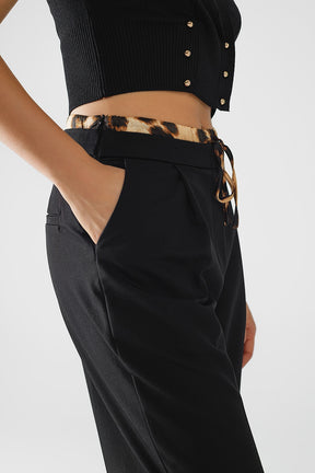 Pantaloni lunghi neri a pieghe con dettaglio leopardato in vita
