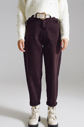 Q2 Pantaloni marroni rilassati con dettaglio tasca in vita.