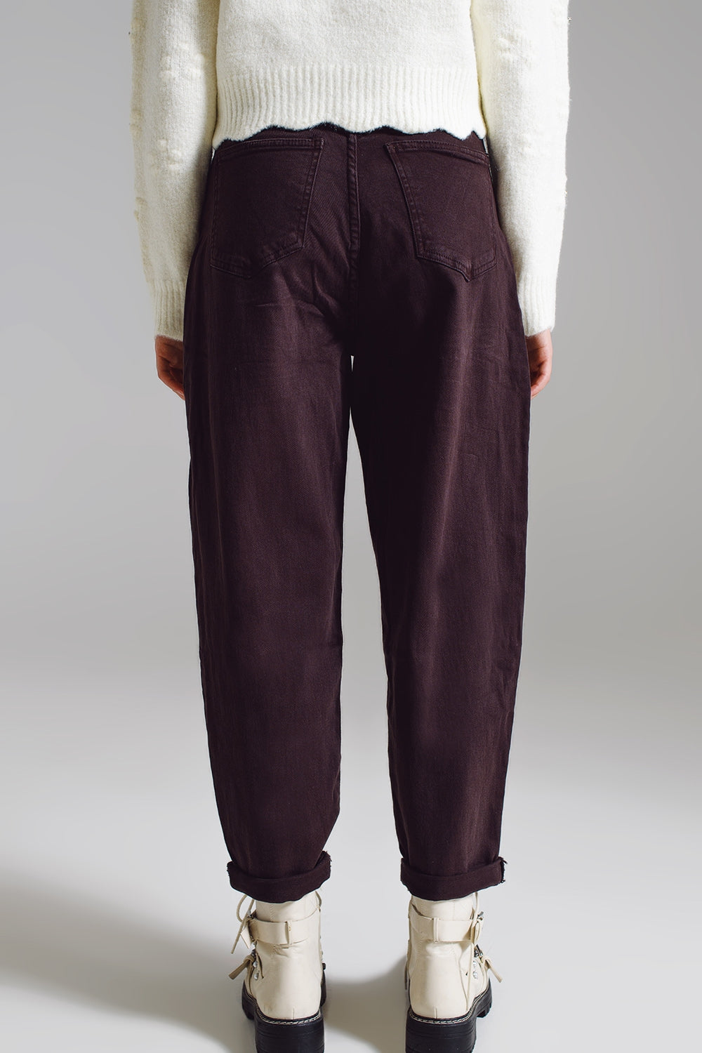 Pantaloni marroni rilassati con dettaglio tasca in vita.