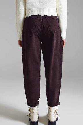 Pantaloni marroni rilassati con dettaglio tasca in vita.