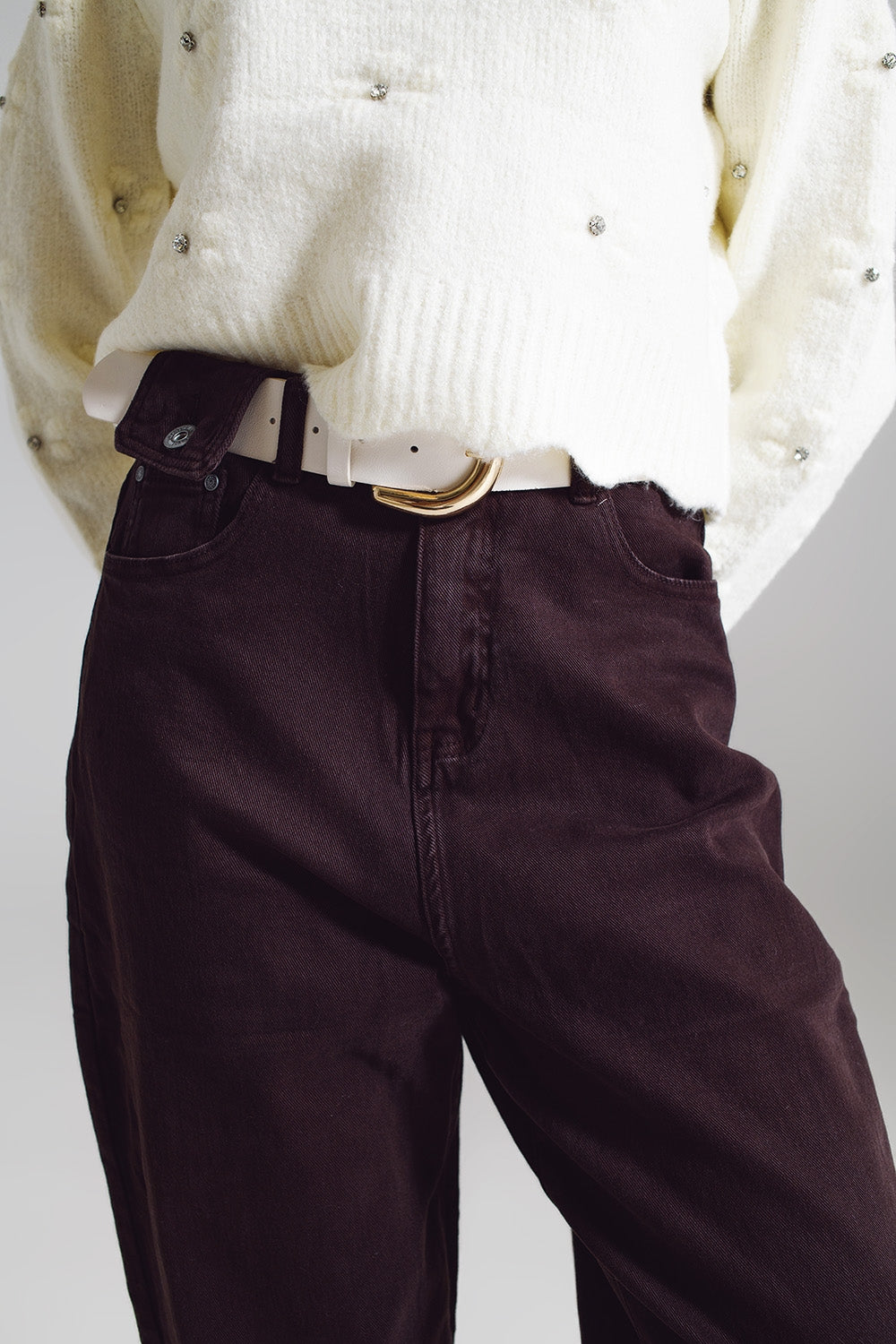 Pantaloni marroni rilassati con dettaglio tasca in vita.