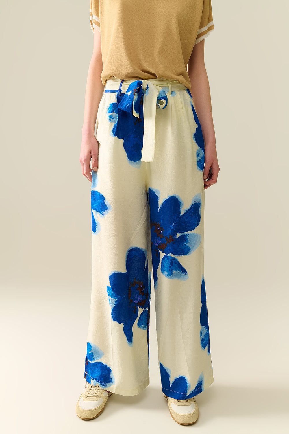 Q2 Pantaloni palazzo bianchi con stampa floreale tropicale blu e cintura abbinata