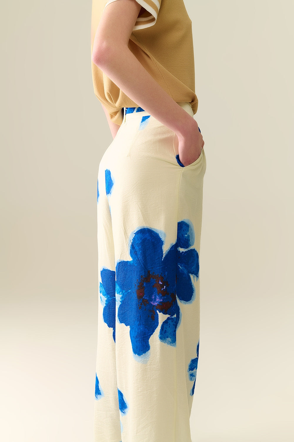 Pantaloni palazzo bianchi con stampa floreale tropicale blu e cintura abbinata