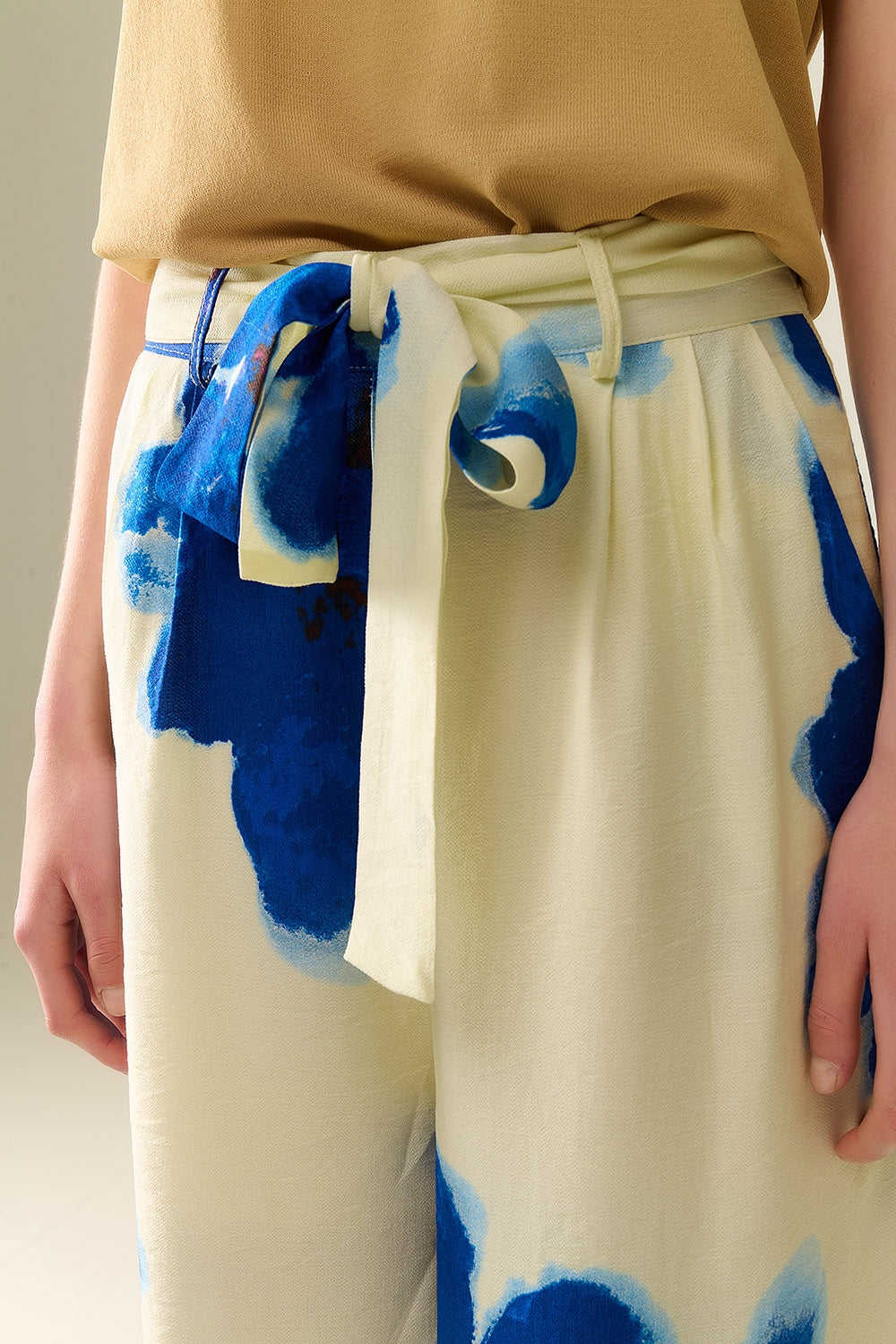 Pantaloni palazzo bianchi con stampa floreale tropicale blu e cintura abbinata