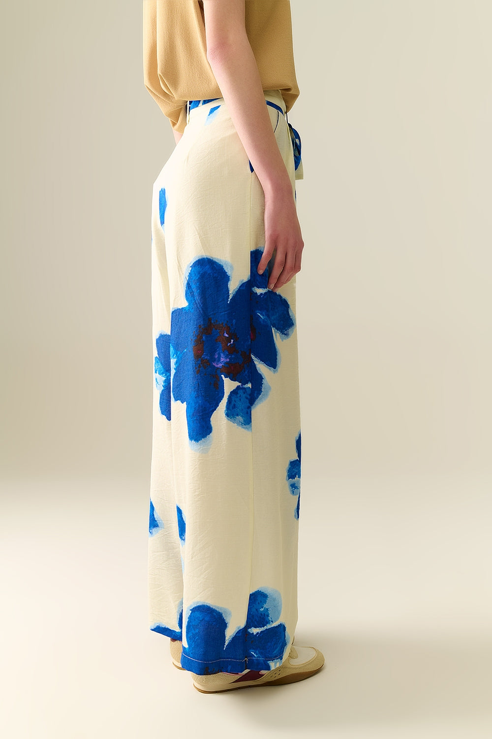 Pantaloni palazzo bianchi con stampa floreale tropicale blu e cintura abbinata