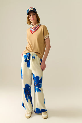 Pantaloni palazzo bianchi con stampa floreale tropicale blu e cintura abbinata