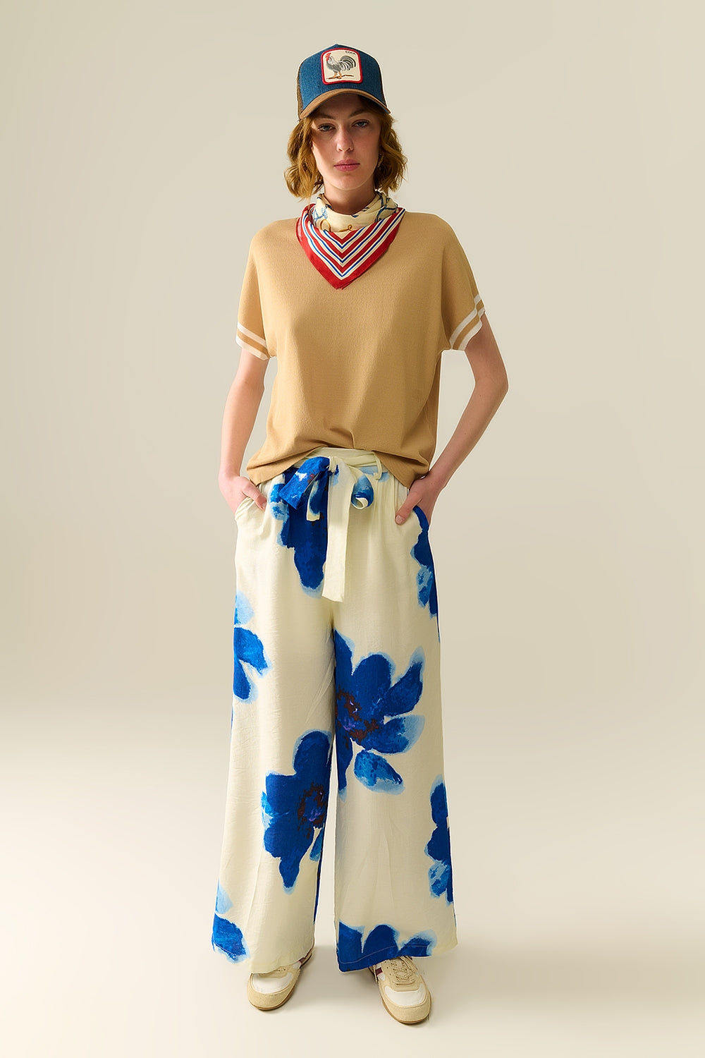 Pantaloni palazzo bianchi con stampa floreale tropicale blu e cintura abbinata