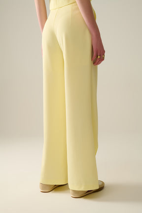 Pantaloni sartoriali a gamba larga in giallo