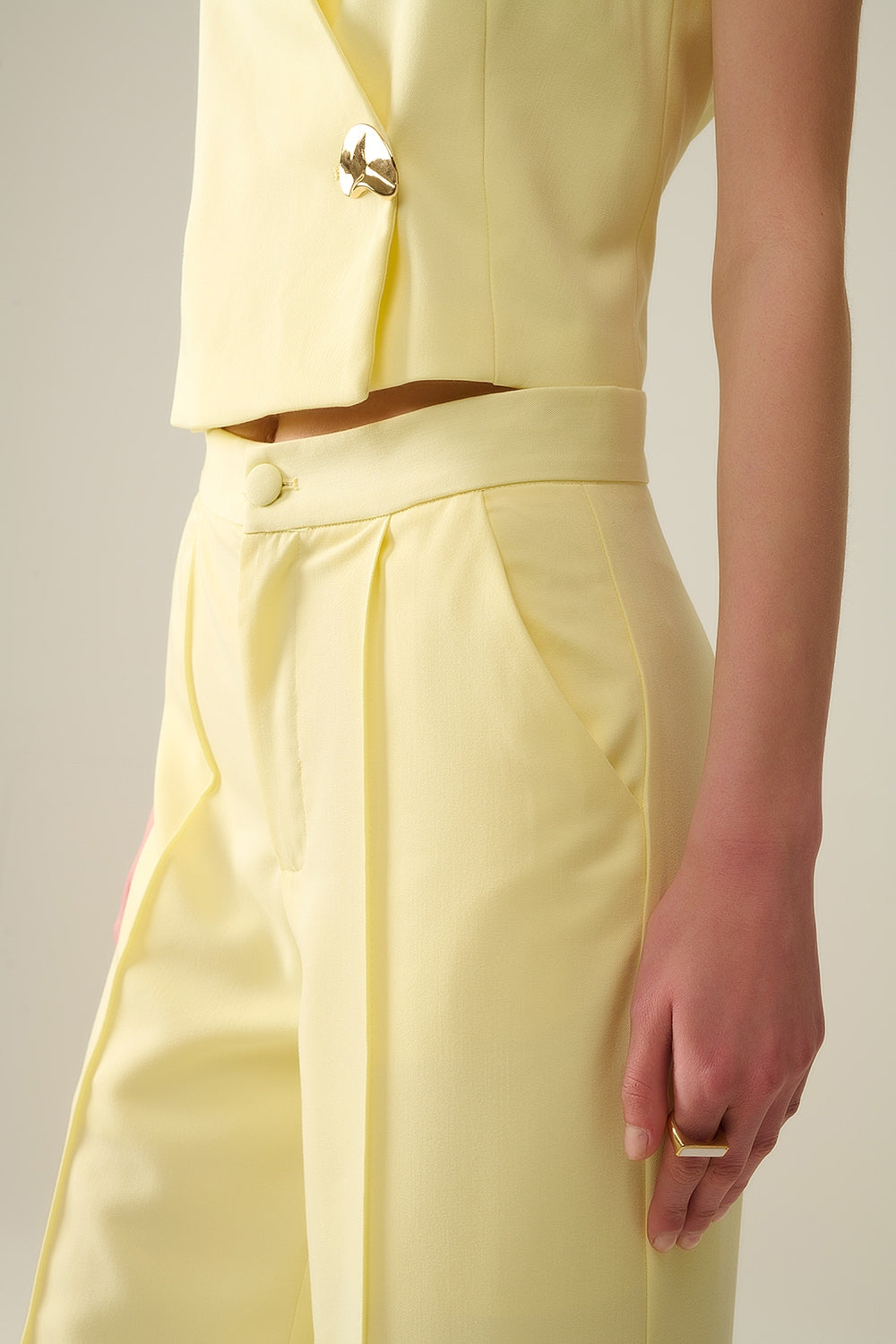 Pantaloni sartoriali a gamba larga in giallo