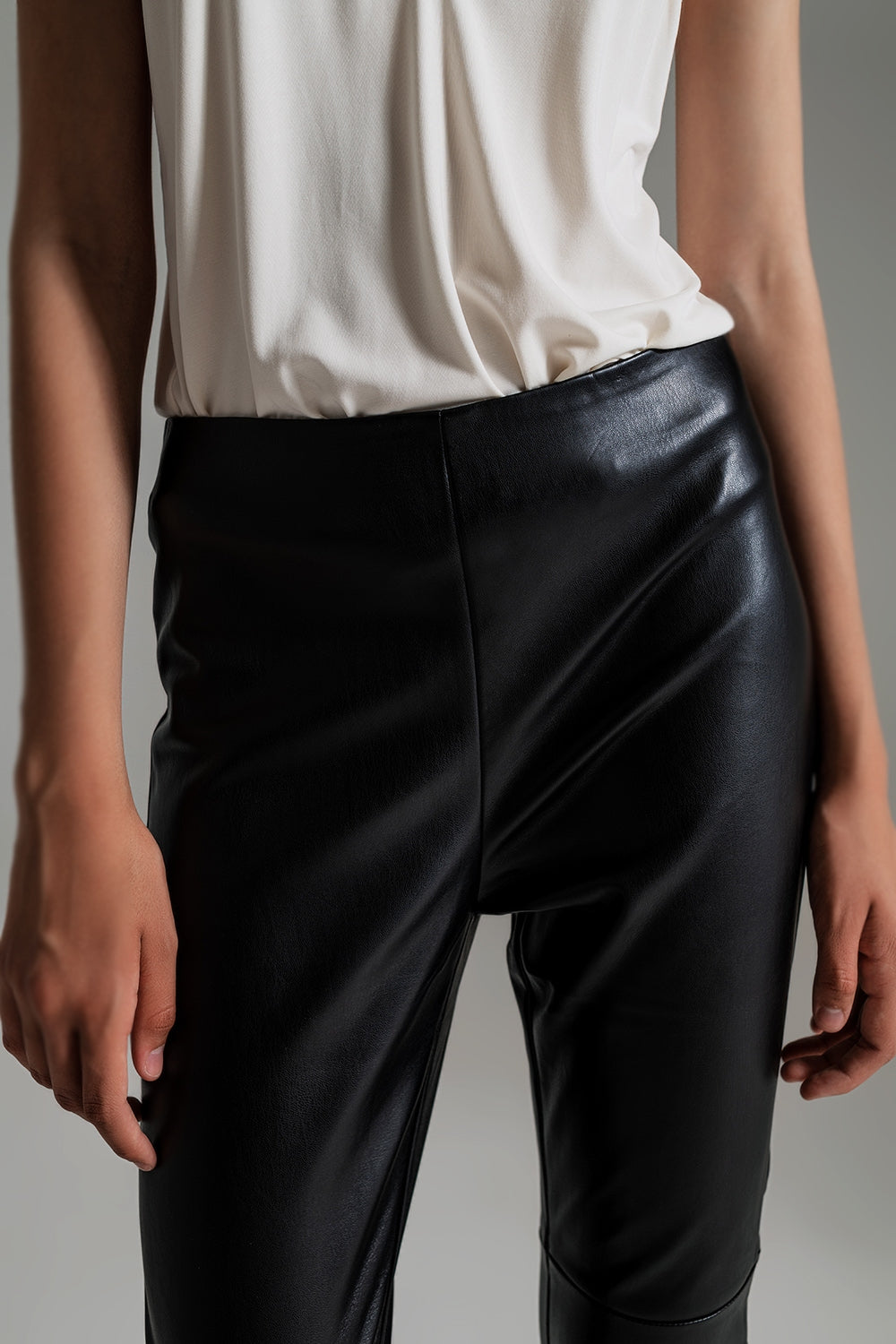 pantaloni skinny effetto pelle nera