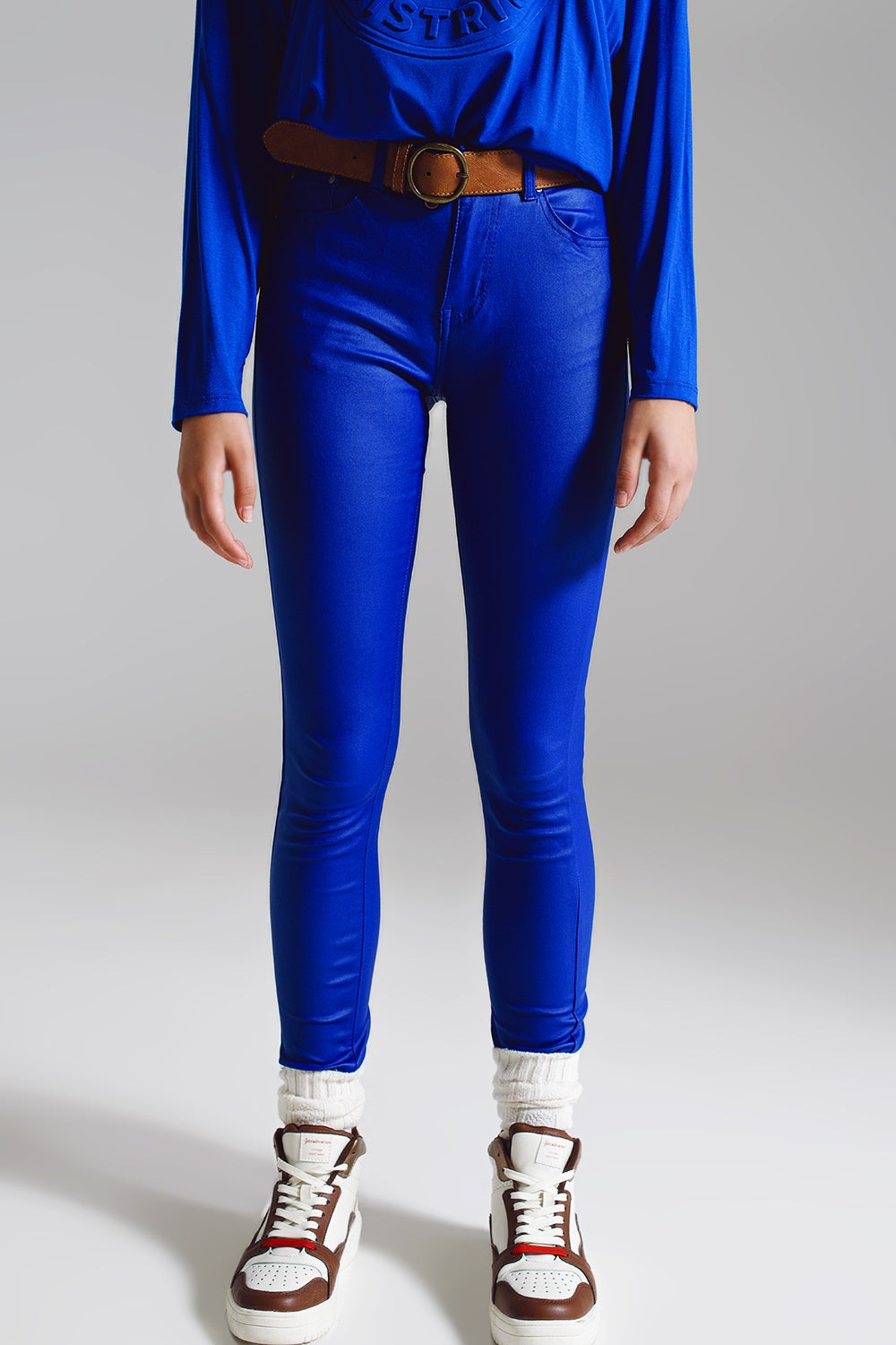 Q2 Pantaloni super skinny in finta pelle di colore blu elettrico.