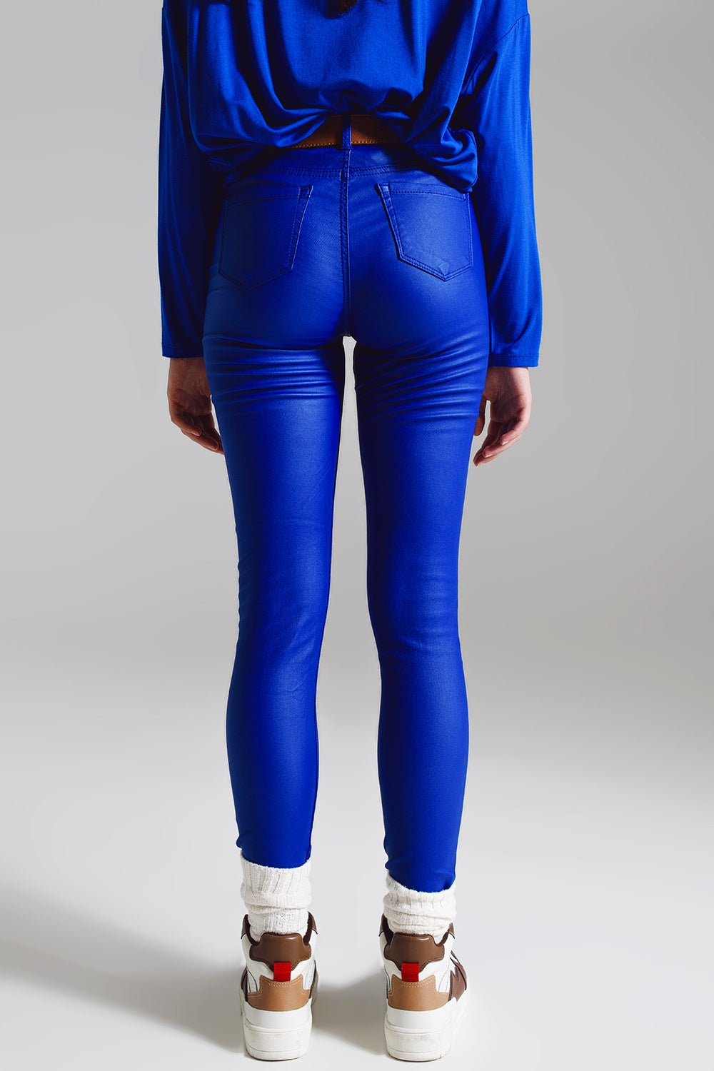 Pantaloni super skinny in finta pelle di colore blu elettrico.