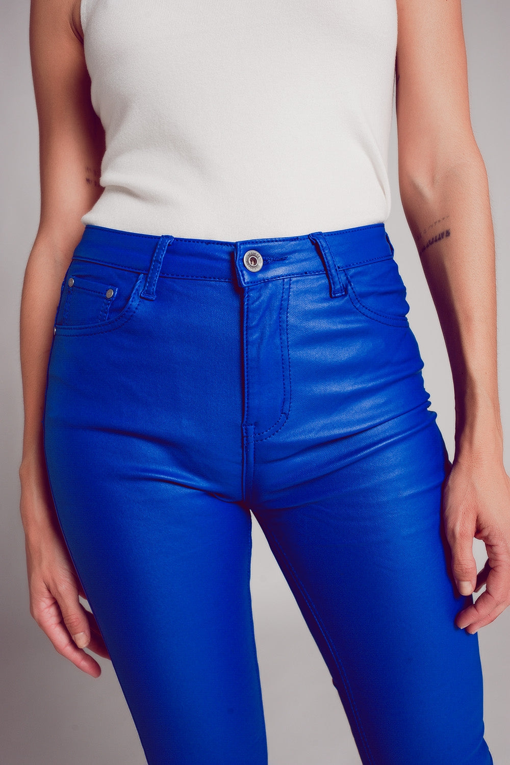 Pantaloni svasati in ecopelle stretch in blu