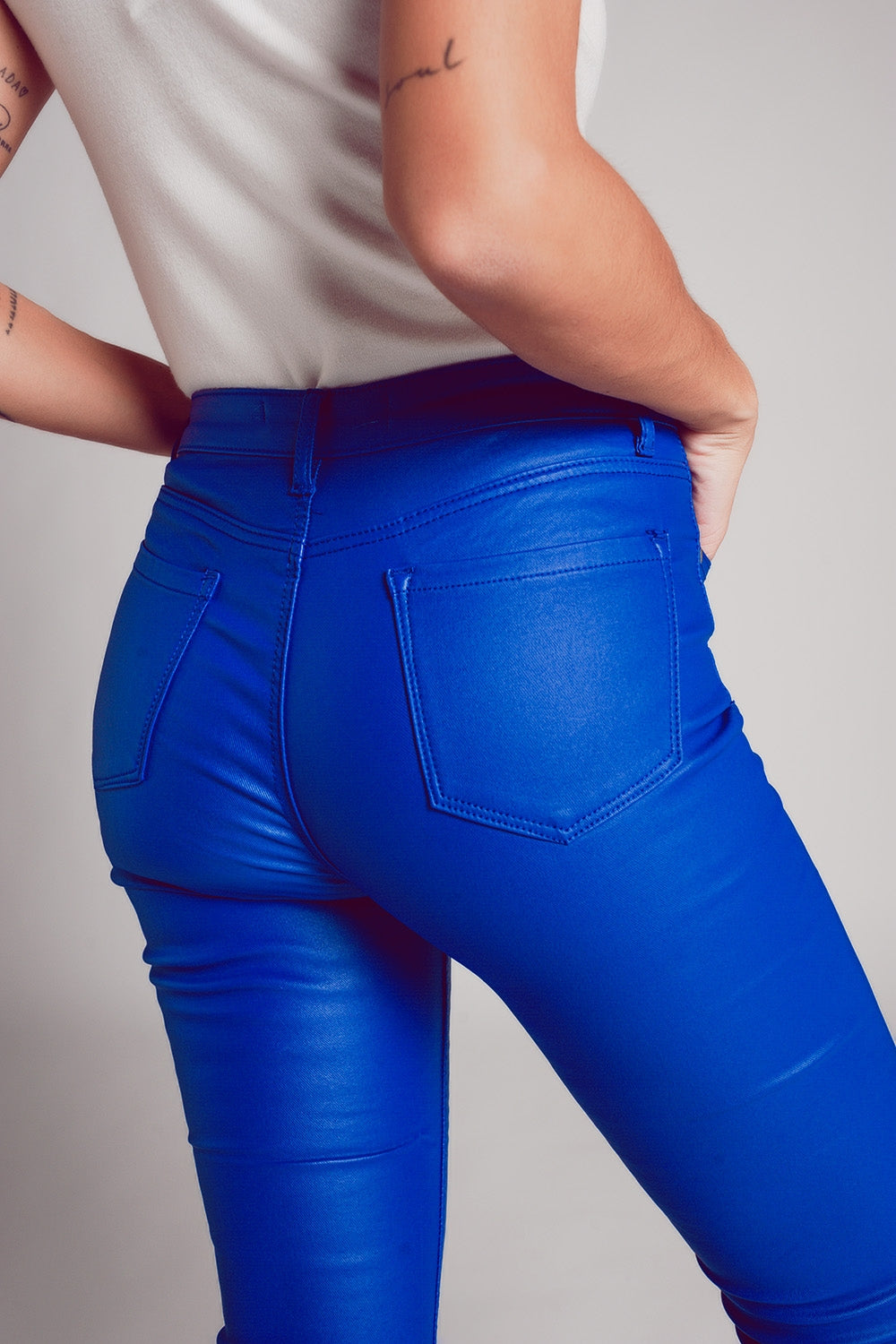 Pantaloni svasati in ecopelle stretch in blu