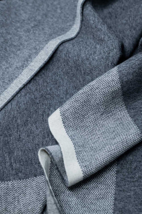 Poncho in maglia grigio con finiture ecru